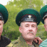 В центре этого трио — Андрей Иванович, солдат и отличный пограничник, он украсил свою фуражку значком советских погранвойск. Это не просто украшение — это преемственность, отец Андрея Ивановича служил в Ташкенте и значок на фуражке — это память об отце. - Revda-Info.Ru