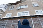 — Вон, видите, какая дыра? — показывает вверх Владислав, он живет в этом доме 20 лет, у него квартира на третьем этаже.
