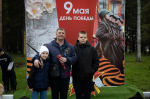 Также в парке разместили две фотозоны, игровые локации для детей и столики, за которыми местные мастерицы продавили вещи, сделанные своими руками.